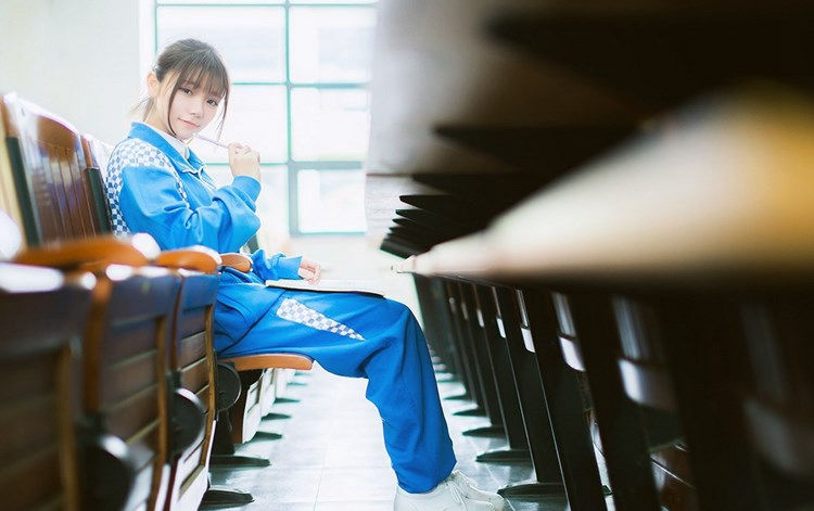海贼王污H海军侵犯女帝,海军英雄的荣耀之旅,守护女帝的冒险传奇-1